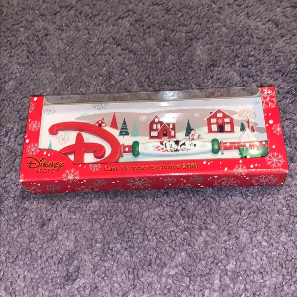 Cast Member Exclusive Christmas Key